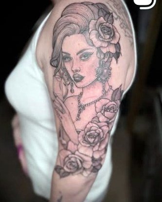 Floral shoulder with fine detail